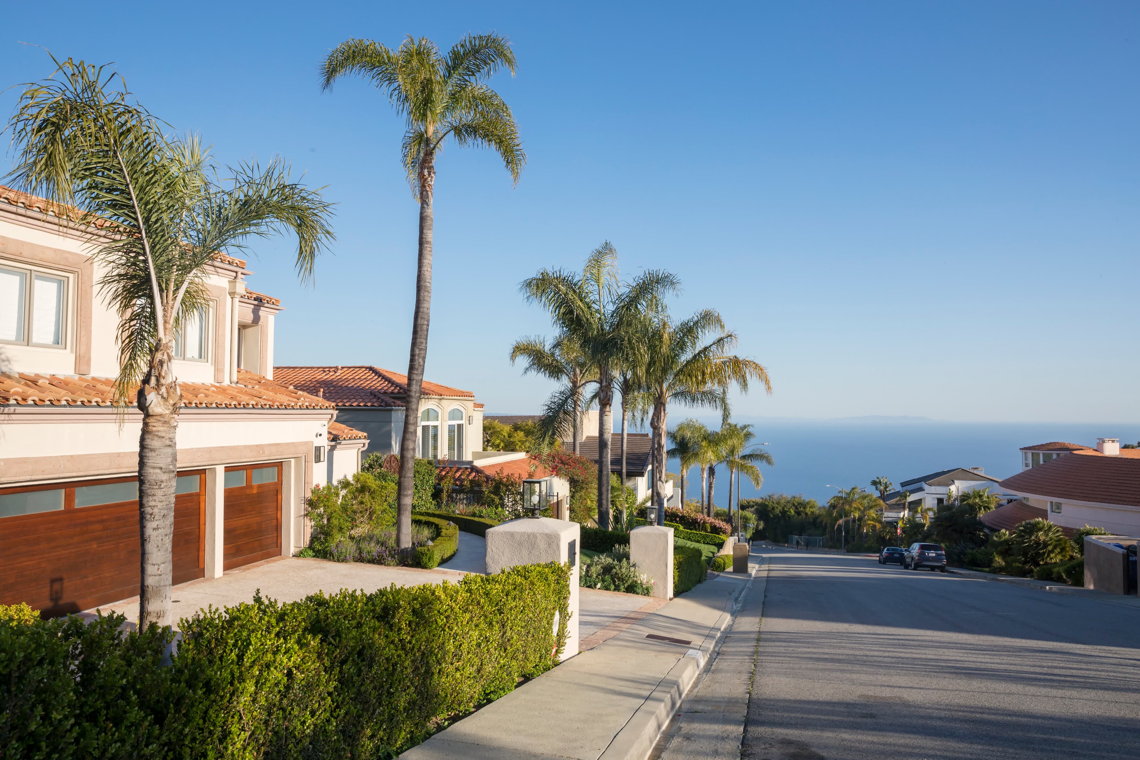 Luxury Mediterranean hillside homes overlooking the California coast for jumbo refinancing